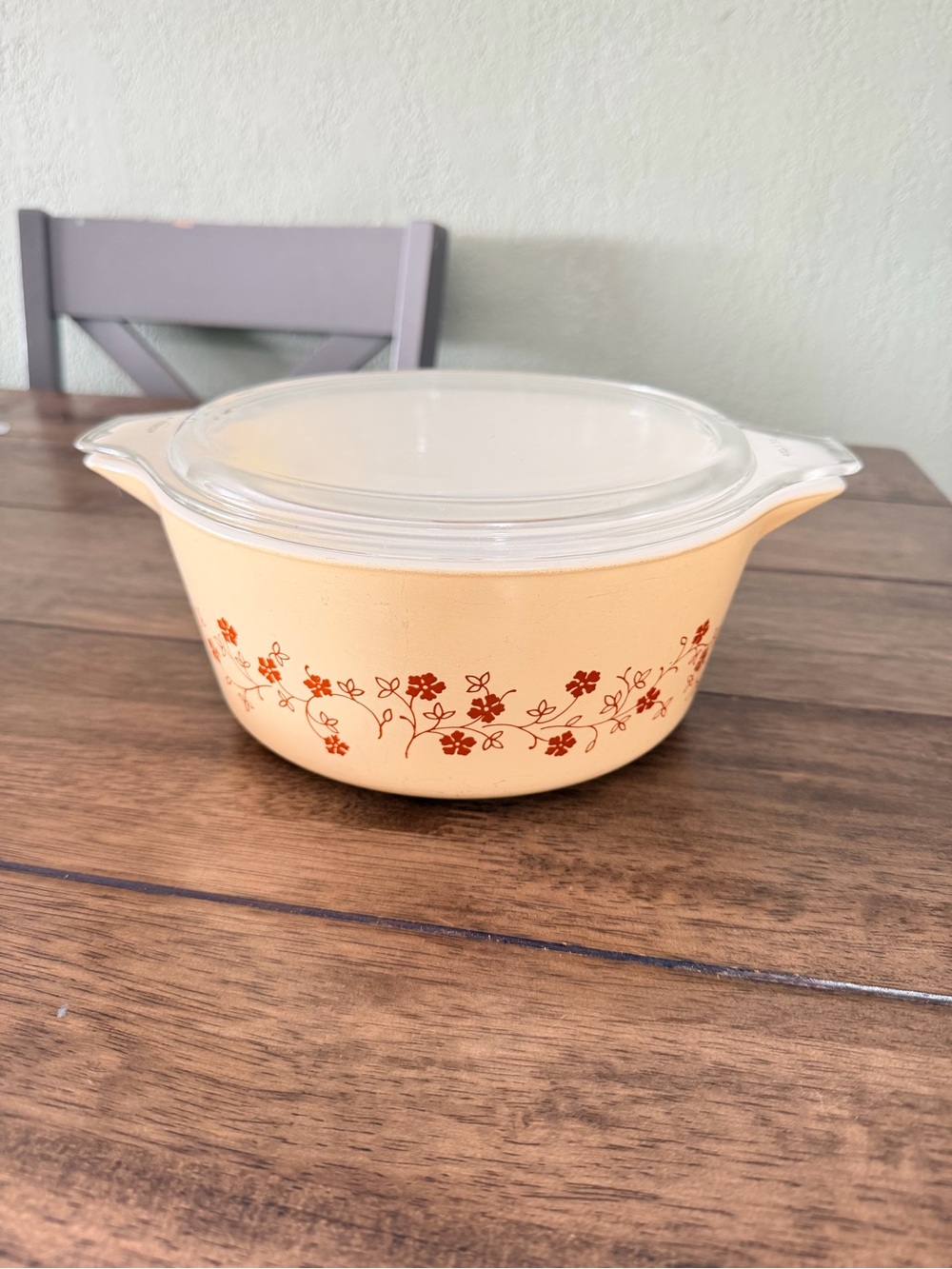 Vintage Pyrex Beige Trailing Flowers 475-B Casserole, 2.5 Liter with Glass Lid
